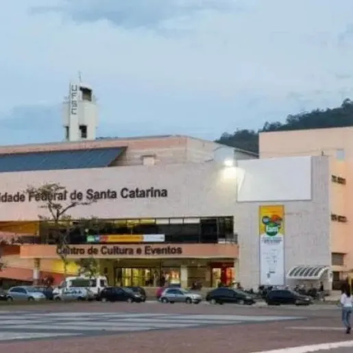 UFSC abre concurso público para único cargo com salário de até R$ 6,1 mil