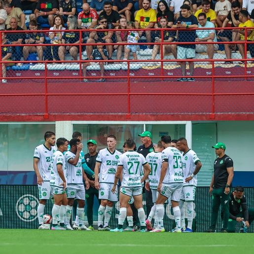 Torcedor do Brusque é flagrado fazendo gesto de avião caindo em semifinal do Catarinense