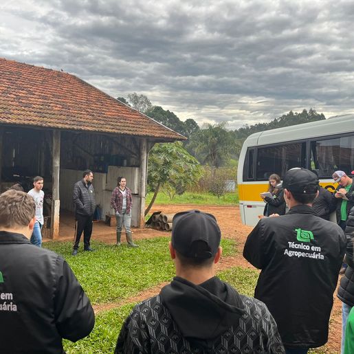 Alunos da Casa Familiar Rural visitam propriedade em São José do Cedro