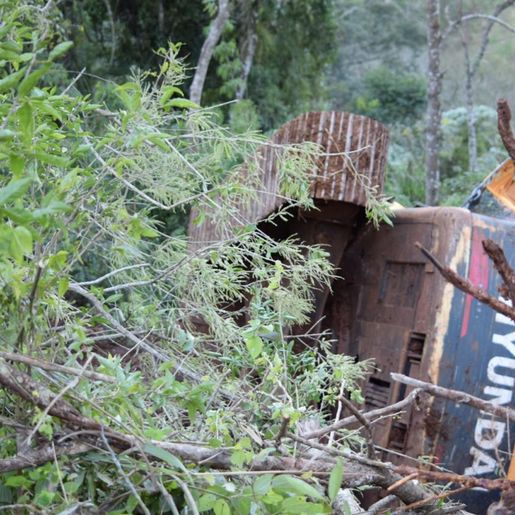 Vídeo: Motorista fica preso as ferragens após tombar caminhão no interior de SMOeste