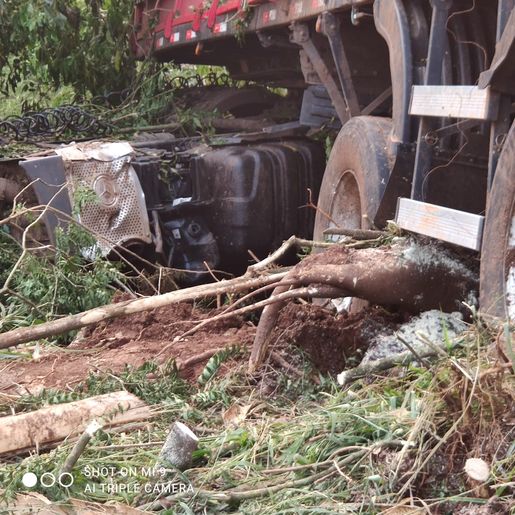 PRF confirma que carreta acidentada na BR-163 deve ser removida assim que o tempo melhorar