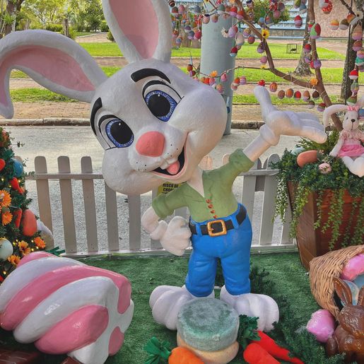 Com a presença de crianças, Administração inaugura decoração de Páscoa em SMO