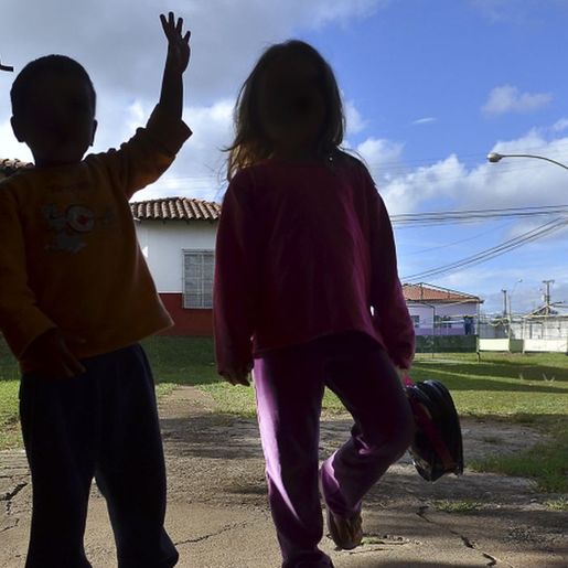 Menino de 7 anos é preso em jaula de ferro por professor após se "comportar mal"