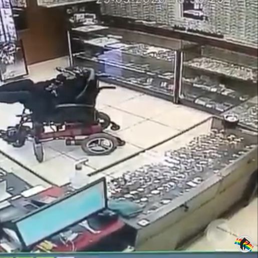 VÍDEO: Cadeirante tenta assaltar relojoaria com arma de brinquedo