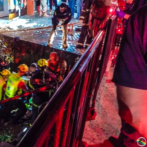 Saída de pista seguida de colisão em empresa deixa jovens feridos na Willy Barth