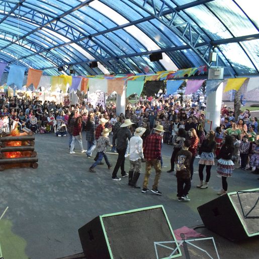 Arraiá de São Migué reúne grande público na área coberta da praça central