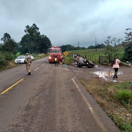 Capotamento deixa motorista ferida na SC-161 em Anchieta