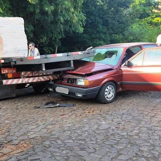 Carro bate contra caminhão estacionado em São José do Cedro
