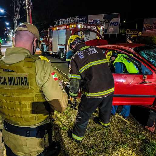 VÍDEO: colisão em poste seguida de capotamento deixa homem ferido
