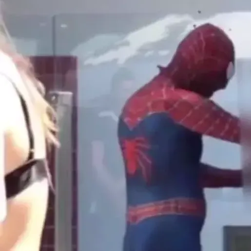 VÍDEO: Homem-Aranha ‘salva o dia’ e impede furto de celular em praia de Itapema