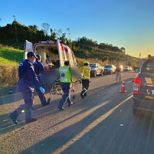 Grave colisão entre motocicletas deixa duas pessoas feridas no interior de São Miguel do Oeste