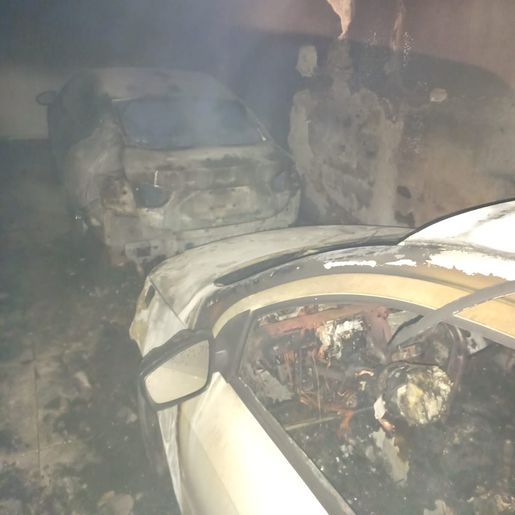 Incêndio em garagem destrói dois carros e uma moto em Itapiranga