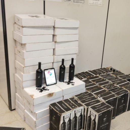 Carga com garrafas de vinho avaliada em R$ 70 mil é apreendida na região