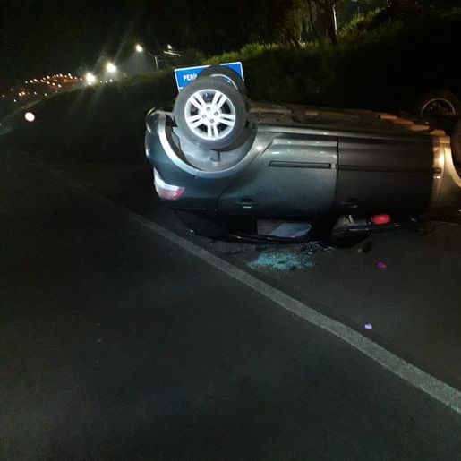 Capotamento de veículo na BR 282 deixa dois feridos