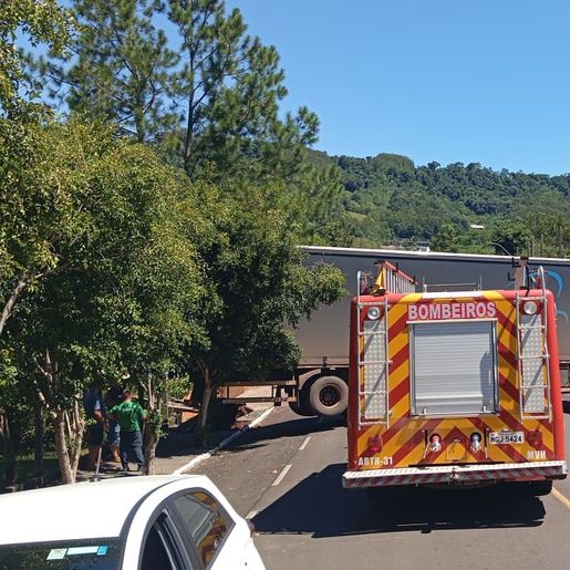 Motorista sofre parada cardiorrespiratória após caminhão se chocar contra muro em Mondaí