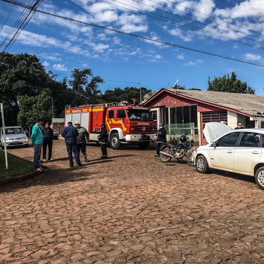 Colisão entre carro e moto deixa homem ferido em SMO