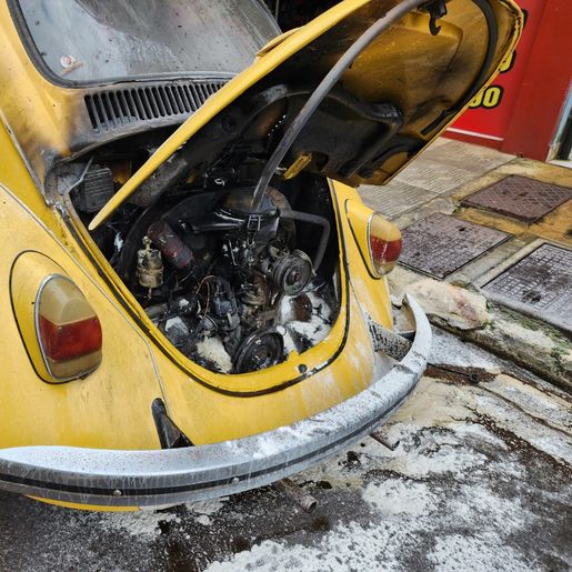 Populares combatem incêndio em fusca no centro de Itapiranga