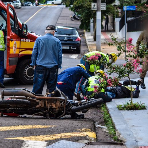 Acidente deixa dois feridos no centro de São Miguel do Oeste; vídeo