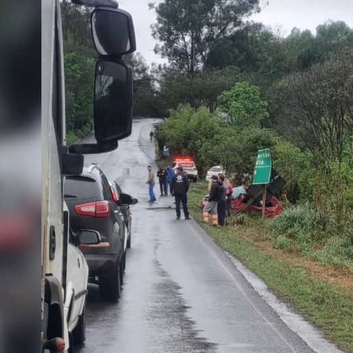 Casal morre em grave acidente entre carro e caminhão na BR-282, em Flor do Sertão