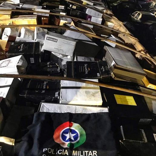 Carreta carregada de 800 caixas de vinho é apreendida na BR-163