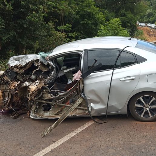 Colisão frontal entre carro e caminhão deixa duas pessoas feridas na BR-282, em Pinhalzinho