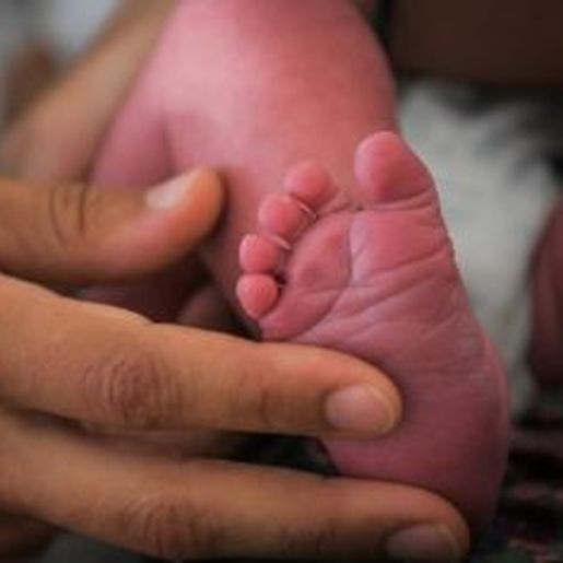 Gêmeos nascem durante pandemia e são batizados de Corona e Covid