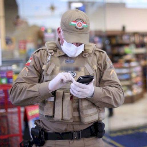 Casos de COVID-19 em PMs e bombeiros aumenta em mais de 100% em SC