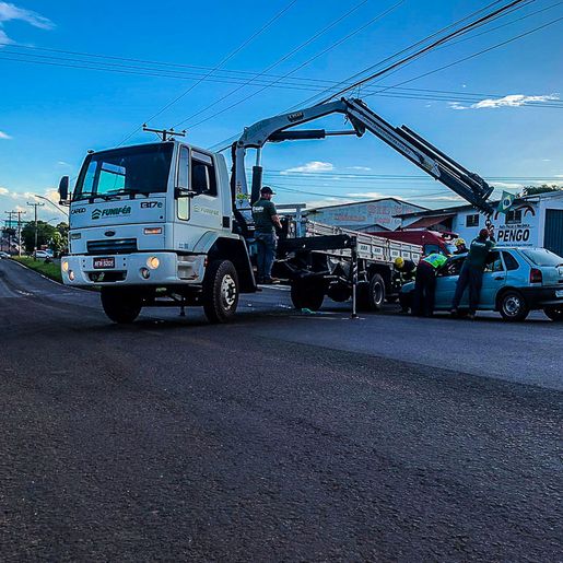 Carro vai parar embaixo de caminhão em acidente na Willy Barth; Assista o resgate