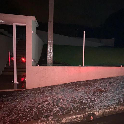 Vendaval causa estragos em casas e comércios no Oeste