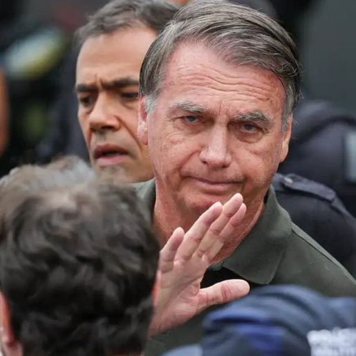 “Averiguação de um câncer”, hérnia e soluços: Carlos Bolsonaro fala da saúde do pai