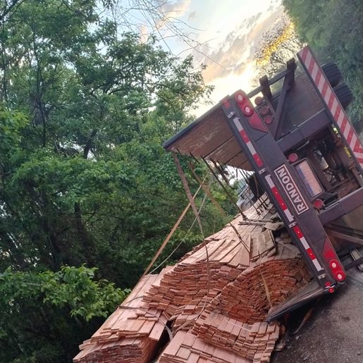 Carreta tomba na BR-282 em Cordilheira Alta e motorista fica ferido