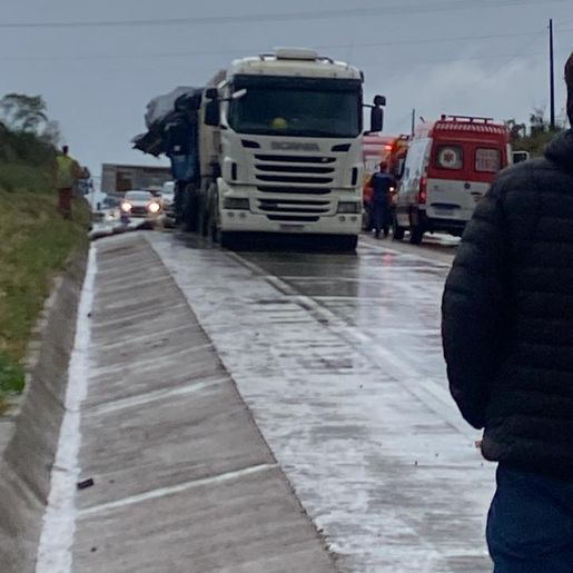 Motorista morre em acidente envolvendo caminhões na BR 163