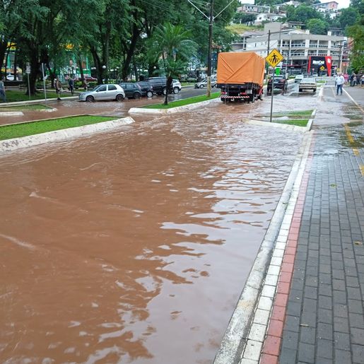 Cheia do Rio Uruguai invade Avenida em Itapiranga