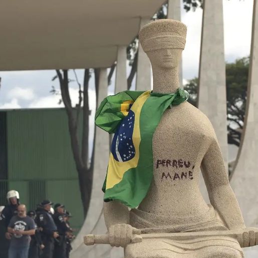 STF nega recurso de mulher que pichou estátua no 8 de janeiro