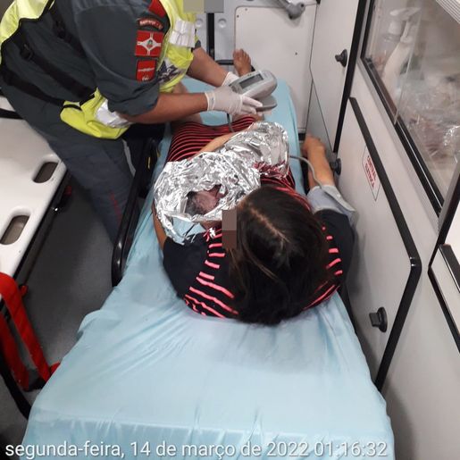 Mulher entra em trabalho de parto e tem filho em casa