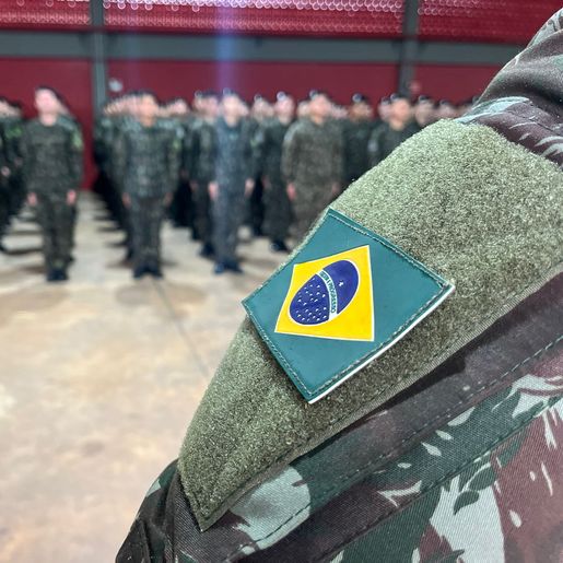 Militares do Exército prestam juramento à Bandeira em solenidade do Dia do Soldado