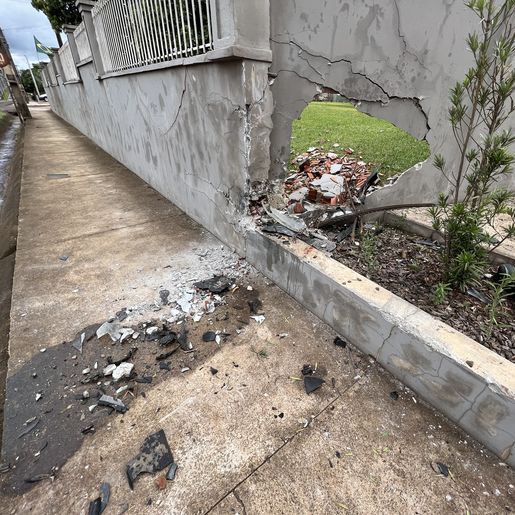 Motorista fica ferido em colisão contra muro na Willy Barth