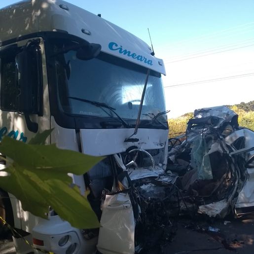Universitário morre em acidente entre carro e caminhão na SC-452