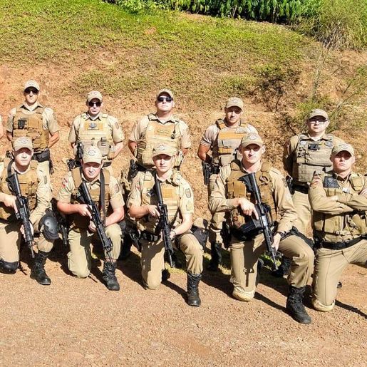 Policiais militares realizam treinamento para utilização de fuzil em serviço