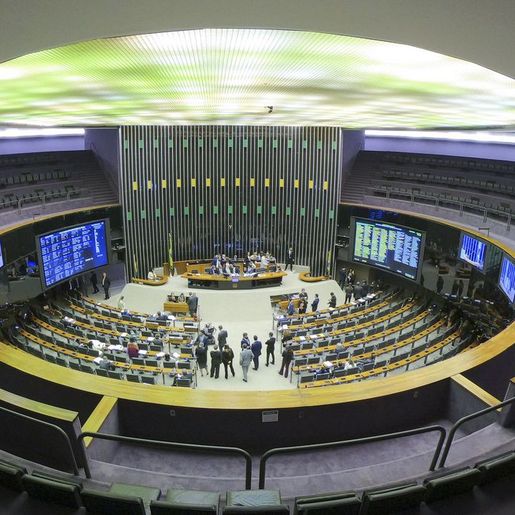 Câmara aprova em 2º turno PEC do piso salarial para enfermagem