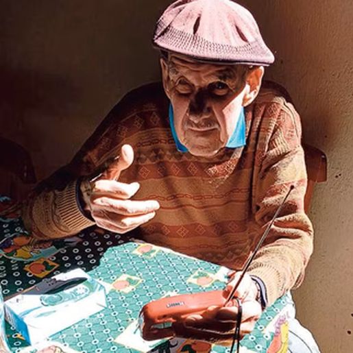 Sem energia, gaúchos recorrem a rádio de pilha para receber informações sobre a tragédia