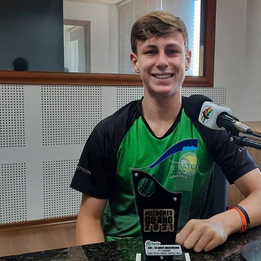 OUÇA: Jovem de SMOeste recebe prêmio de melhor tenista de 2021