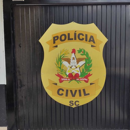 Polícia apreende arma de fogo e droga em operação