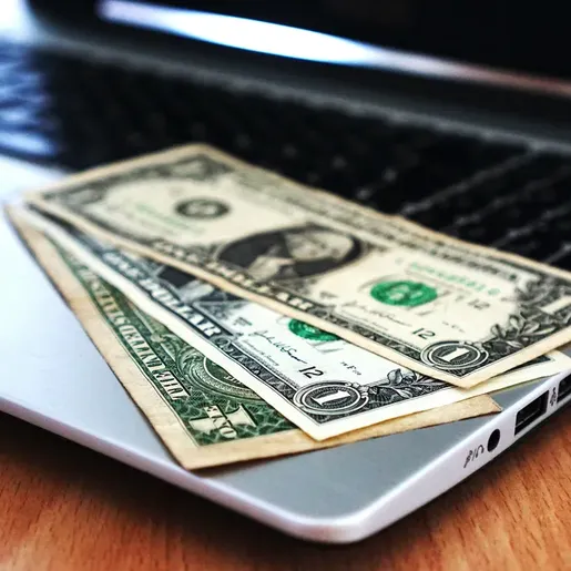 Dólar opera abaixo de R$ 5 pela primeira vez desde junho de 2022