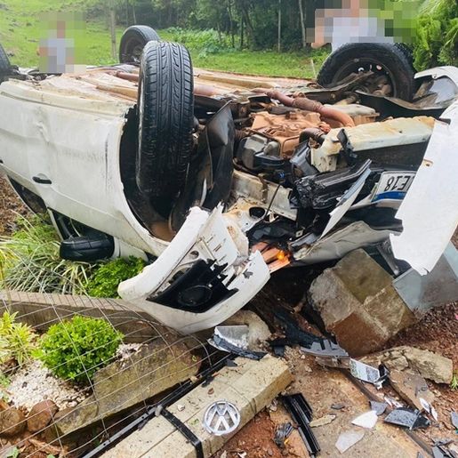 Homem sofre ferimentos em capotamento de veículo no interior de Itapiranga