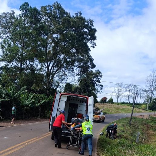 Mulher grávida sofre ferimentos em acidente de moto