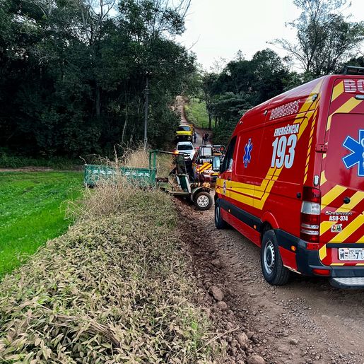 Carretinha agrícola desgovernada deixa idoso ferido no interior de Descanso