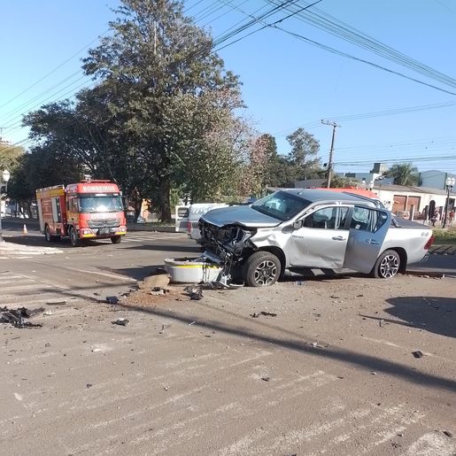 Motorista fica encarcerado em acidente entre dois carros