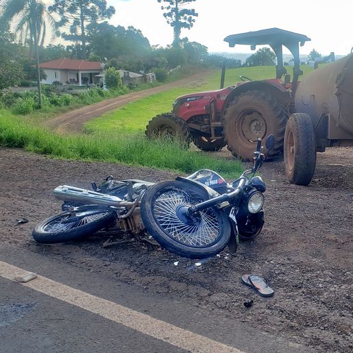 Homem fica gravemente ferido em colisão entre moto e trator na SC-163