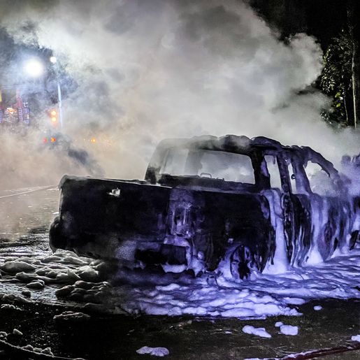 Após colidir em árvore, Amarok fica destruída pelo fogo em São Miguel do Oeste